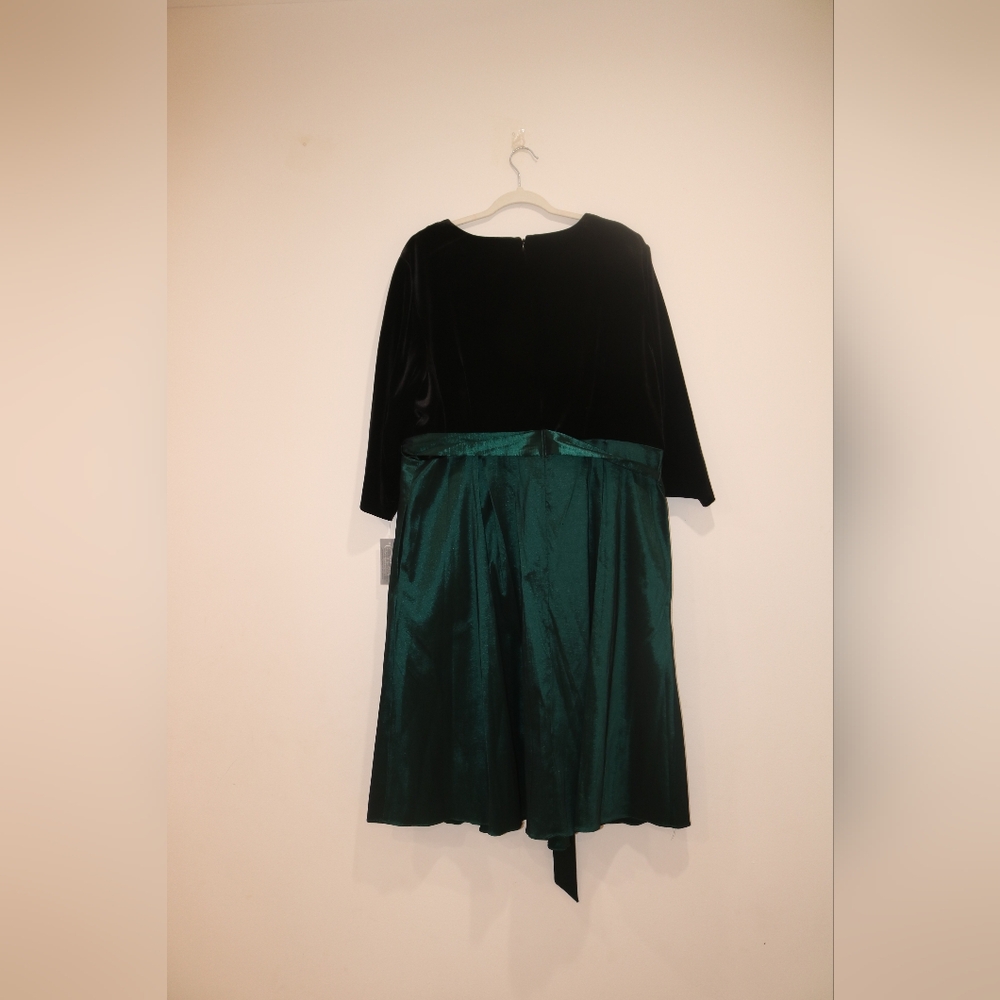 Alex Evenings Plus Size Surplice-Neck Mixed-Media Dress - Black/emerald - Picture 7 of 8